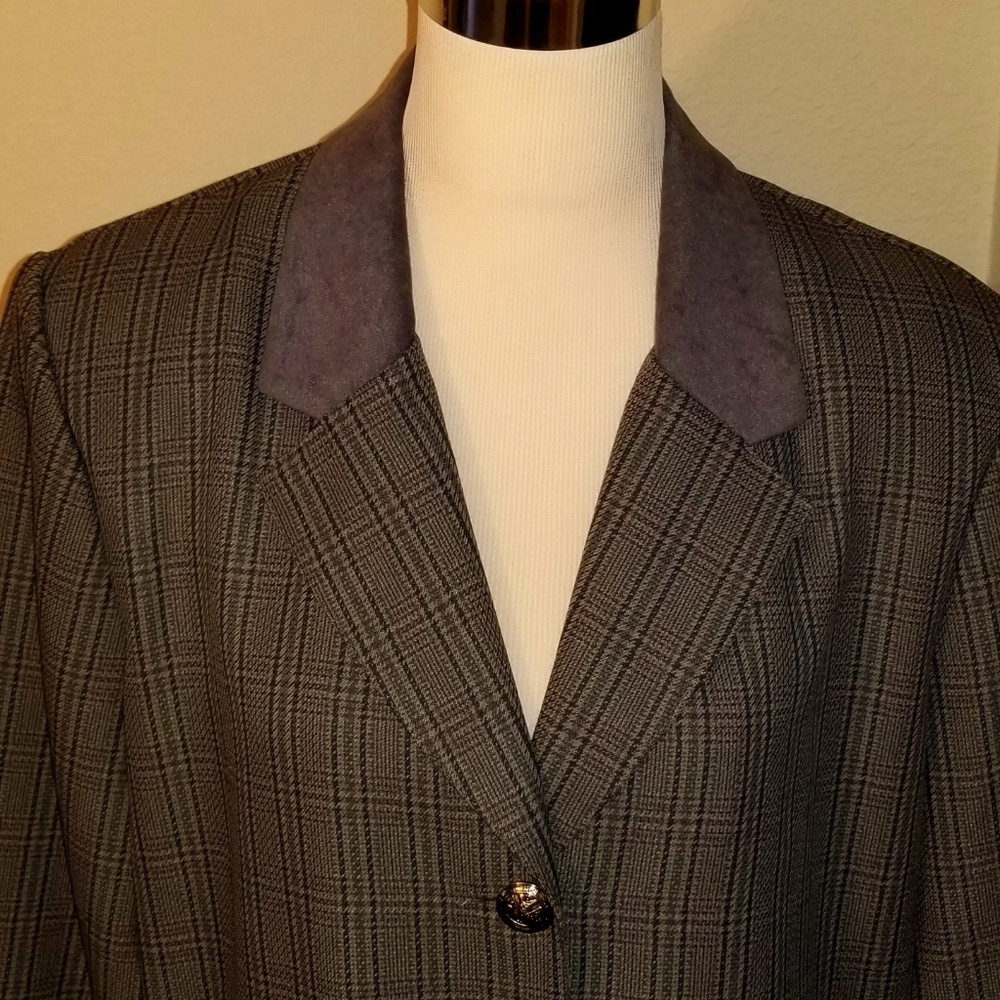 Long sleeved, faux suede collar women's jacket